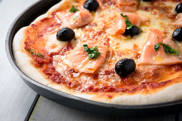 Pizza con salmone affumicato e olive nere 