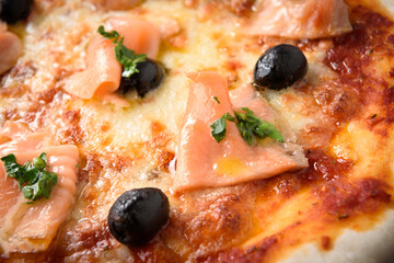 Pizza con salmone affumicato e olive nere 