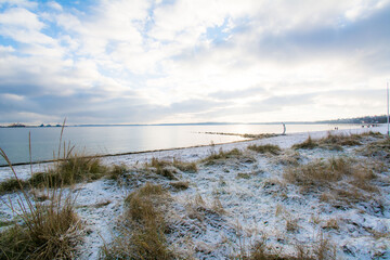 Winter Landschaft Ostsee Meer Eckernförde Norddeutschland Strand Himmel Wolken Menschen Spaziergänger Dünen - 430974765