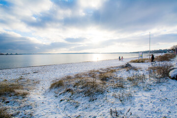Winter Landschaft Ostsee Meer Eckernförde Norddeutschland Strand Himmel Wolken Menschen Spaziergänger Dünen - 430974979