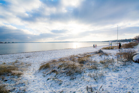 Winter Landschaft Ostsee Meer Eckernförde Norddeutschland Strand Himmel Wolken Menschen Spaziergänger Dünen