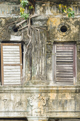 Fototapeta na wymiar decrepit wall and abandoned house in Panglima Lane or Concubine Lane, famous heritage in the old town of Ipoh, Perak, malaysia