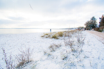 Winter Landschaft Ostsee Meer Eckernförde Norddeutschland Strand Himmel Wolken Menschen Spaziergänger Dünen