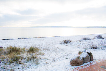 Winter Landschaft Ostsee Meer Eckernförde Norddeutschland Strand Himmel Wolken Menschen...