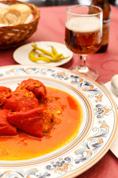 Plato de pimientos del piquillo rellenos de at&uacute;n.
Comida t&iacute;pica espa&ntilde;ola, men&uacute; del d&iacute;a en Madrid.