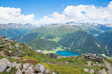 Fototapeta na wymiar lookout place parsenn ridgeway, view to lake Davos and swiss alps