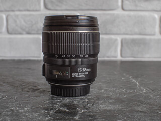 Canon lens with a focal length of 15-85mm F3, 5-5, 6 for the EF-S bayonet