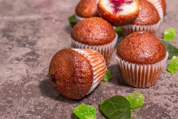 Cupcakes stuffed currant jam