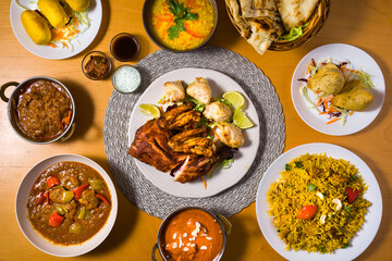 typical dishes of Indian cuisine: Alu Bonda, Chicken Biryani, Chicken Curry, Chicken Makhanni, Chicken Tandoori, Dal Tarka, korma, Rogan Josh, Samosa, Naan. view from top - obrazy, fototapety, plakaty