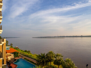 Obraz premium Evening view of the Mekong river hotel and house.