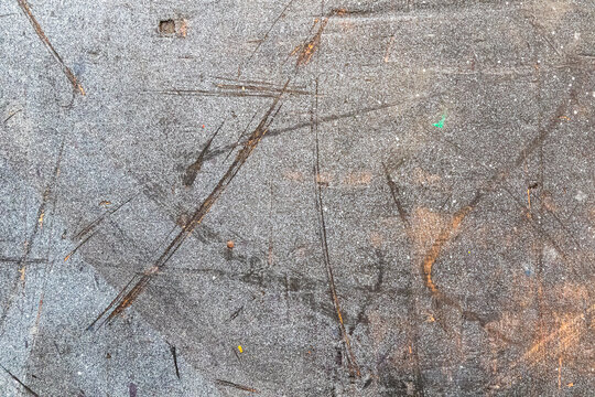 Farbe, Streifen und Kratzer auf einer grauen Wand