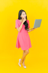 Naklejka premium Portrait beautiful young asian woman smile with computer laptop