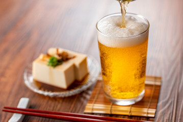 グラスビールと冷奴