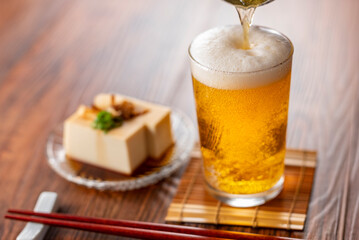 グラスビールと冷奴