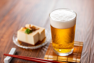 グラスビールと冷奴