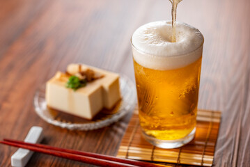 グラスビールと冷奴