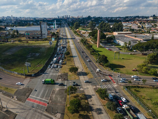 Linha Verde, antiga BR-116, no trecho que cruza a cidade de Curitiba com canaleta exclusiva para ônibus. Paraná, Brasil. 
