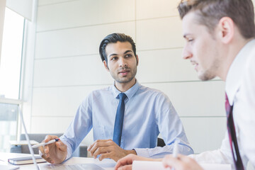 Obraz premium Multiethnic business men office having meeting