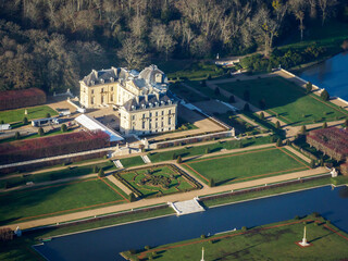 vue aérienne du château de Voisins dans les Yvelines en France