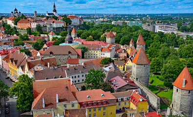 Naklejka premium Blick vom Domberg auf die wunderschöne mittelalterliche Altstadt Tallinns
