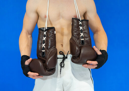 Hombre guantes boxeo fotos de stock, imágenes de Hombre guantes boxeo sin  royalties