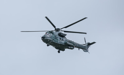Helicóptero militar fazendo treinamento de resgate.