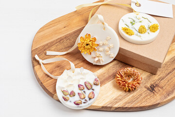 DIY scented soy wax sachet with botanicals and essencial oils. Natural handmade air freshener