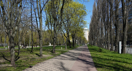 Fototapeta na wymiar Spring has come to the Rusanovka district of Kiev