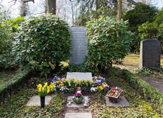 Helmut und Hannelore („Loki“) Schmidts Grab auf dem Ohlsdorfer Friedhof in Hamburg - obrazy, fototapety, plakaty