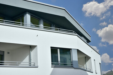 Fassade eines neu gebauten modernen Mehrfamilien-Wohnhauses