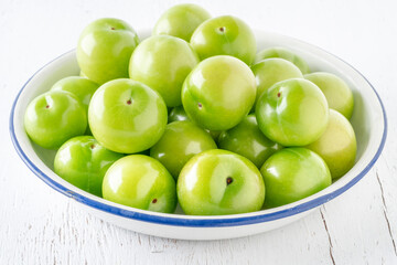 Fototapeta na wymiar fresh green plum fruits on the table