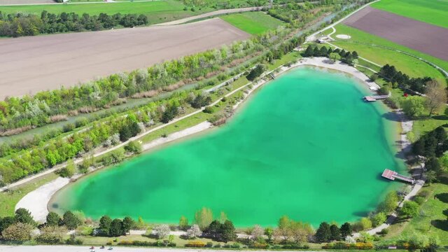 Badeteich Gerasdorf im Bezirk Korneuburg im Weinviertel