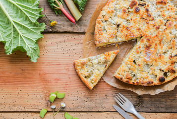 Rhabarberkuchen Rhabarber Kuchen Stück overhead mit Streusel Streuselkuchen 