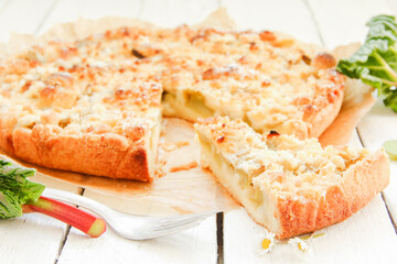 Stück frischer Rhabarberkuchen Rhabarber Kuchen mit Streuseln 