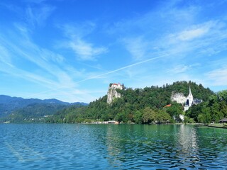 Fototapeta na wymiar Slovenia, Bled, Lake Bled, island with church, castle