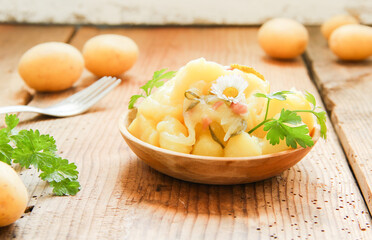 Schale mit Kartoffelsalat frische Kartoffeln Salat