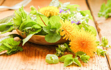 Wildkräutersalat Wildkräuter Salat essbare Blüten Blätter