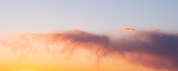 vista panoramica di un cielo con nuvole al tramonto. fuori. natura.