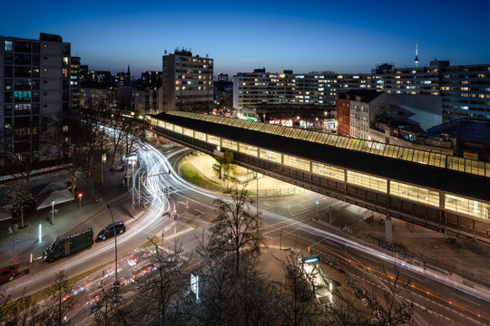 N&auml;chtlicher Stra&szlig;enverkehr am Berliner Kottbusser Tor