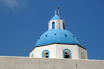 Fototapeta na wymiar Vista de una tradicional cúpula azul en la isla de Santorini, Grecia