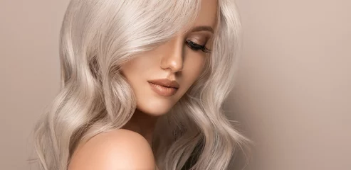 Keuken foto achterwand Schoonheidssalon Mooi meisje met haarkleuring in ultra blond. Stijlvolle kapselkrullen gedaan in een schoonheidssalon. Mode, cosmetica en make-up