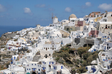 Paisaje  urbano sobre el acantilado en Oia en la isla de Santorini, Grecia