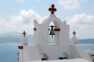 Campanario en la costa de la isla griega de Santorini