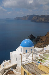 Edificios sobre los acantilados y paisaje de la isla griega de Santorini