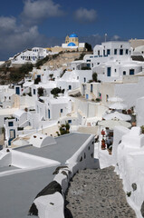 Fototapeta premium Escaleras de acceso a las casas de los acantilados en la isla griega de Santorini