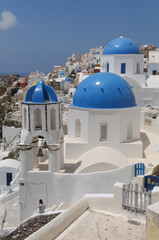 Casas e iglesias en Fira un pueblo costero en la isla de Santorini, Grecia