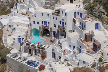 Vista aérea de las casas construidas sobre los acantilados en Santorini, Grecia