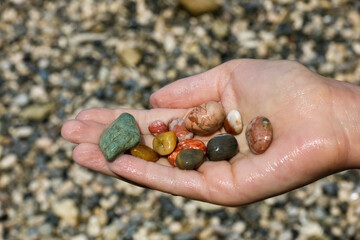 Farbige Steine am Kiesstrand an der Adria in Kroatien