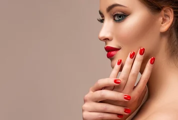 Tuinposter Manicure Mooie vrouw met rode lippen en manicure nagels. Blue eyed model meisje. Avond lichte make-up. Schoonheid, make-up en cosmetica