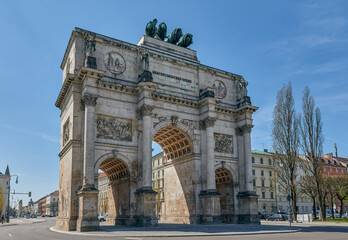 Fototapeta na wymiar Victory Gate (Siegestor) in spring in Munich